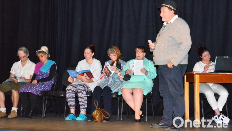 Im Wartezimmer seines Arztes muss sich Josef Kleber (stehend) die Krankheitsgeschichten vieler anderer Patienten anhören - und fürchtet letztlich ernsthaft um seine eigene Gesundheit. Bild: fjo