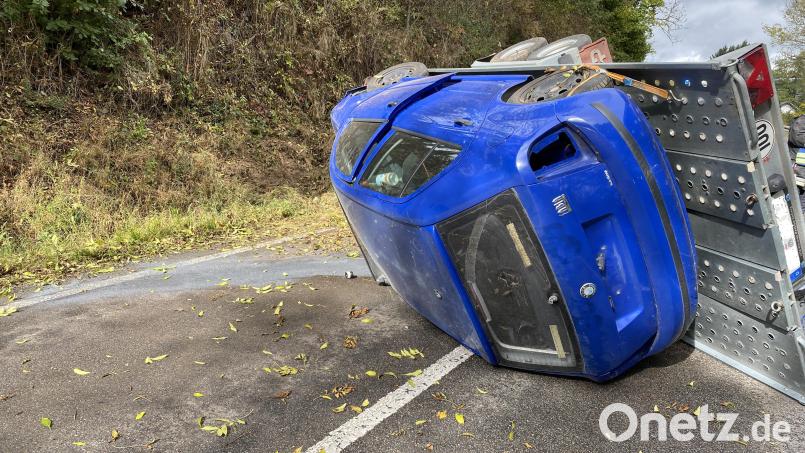 Samt einem Kleinwagen löste sich bei Freudenberg ein Anhänger vom Zugfahrzeug. Der Fahrer kam mit dem Schrecken und einem Schaden von rund 5000 Euro davon. Bild: Polizeiinspektion Amberg