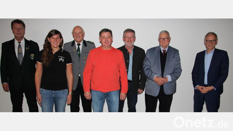 Langjährige Mitglieder zeichnete die Schützengesellschaft aus: (von links) Gauschützenmeister Manfred Zölch, Stefanie Dellner, Schützenmeister Alfred Koch, Ralph Träger, Johann Wurm, Oskar Deininger und Bürgermeister Bernd Sommer. Bild: kro