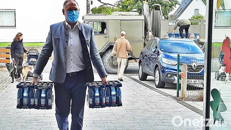 Auch Bürgermeister Richard Kammerer packte mit an und schleppte die Kisten in das Kinderhaus. Bild: zer
