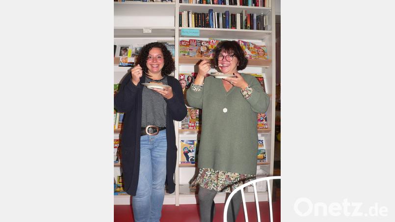 Sie hatten sich selbst von der Qualität der feinen Kuchen überzeugt: Susanne Witt (rechts) und Ramona Ermer. Bild: mh