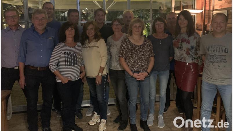 Der SV Freudenberg ehrt langjährige Mitglieder von links): Vorsitzender Andreas Koch, Otto Meier, Matthias Zeitler, Karola Bauer, Albert Högl, Michaela Wiedenbauer, Florian Neiß, Claudia Piehler, Hans Schwarz, Petra Obermeier, Andrea Straller, Eberhard Demleitner, Emma Zeitler und Peter Wünschmann. Bild: Andreas Koch /exb