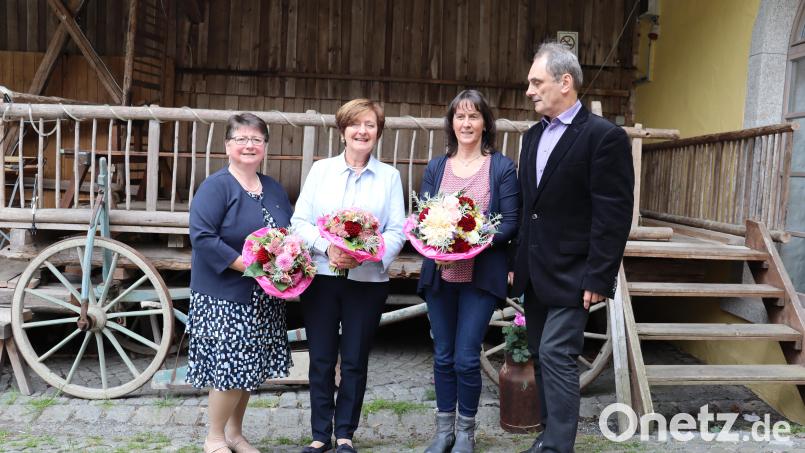 Geschäftsführer Norbert Höfler überreichte Blumen an (von links) Elisabeth Zeitler, Landesvorsitzende Gerda Walser und Monika Frank. Bild: Maschinenring Tirschenreuth/exb