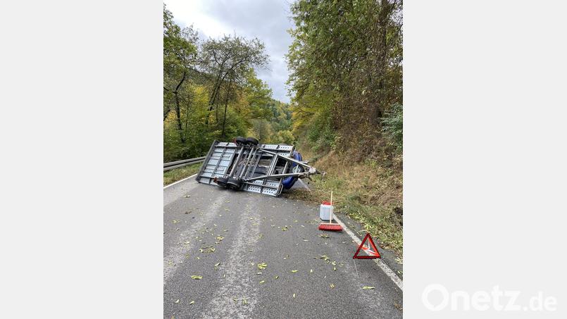 Samt einem Kleinwagen löste sich bei Freudenberg ein Anhänger vom Zugfahrzeug. Der Fahrer kam mit dem Schrecken und einem Schaden von rund 5000 Euro davon. Bild: Polizeiinspektion Amberg