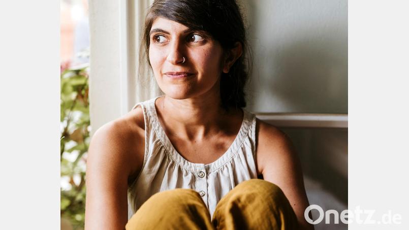 Schriftstellerin Shida Bazyar stellt ihren Roman &quot;Drei Kameradinnen&quot; in Sulzbach-Rosenberg vor. Er steht auf der Longlist zum Deutschen Buchpreis 2021. Bild: Tabea Treichel