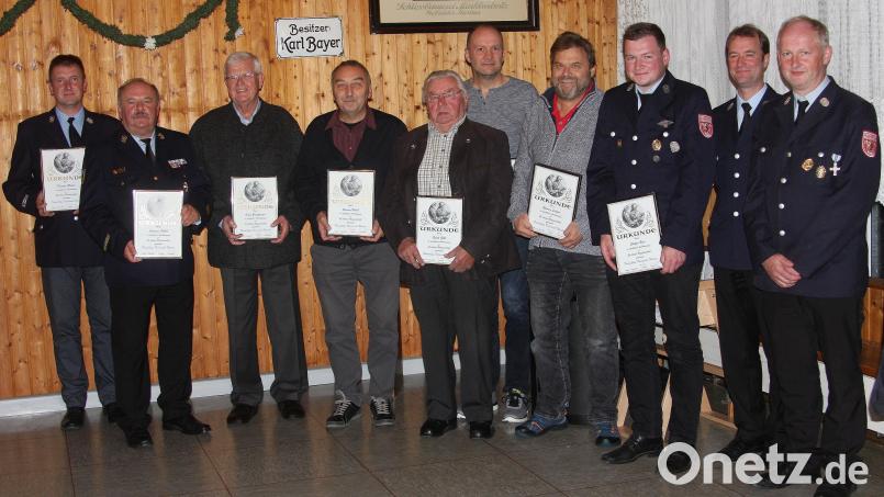 Die Ehrungen langjähriger Vereinsmitglieder nahm Vorsitzender Manfred Beer (rechts) vor. Bild: wro