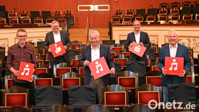 Spendenübergabe für die Rathauskonzerte (von links): Jonathan Danigel, Kulturfachkraft, Michael Cerny, Oberbürgermeister, Dr. Fabian Kern, Kulturreferent, Dieter Meier, Vorstandsvorsitzender Sparkasse Amberg-Sulzbach, und Norbert Fischer, Vorsitzende der Freunde des Stadttheaters. Bild: Stadt Amberg/Thomas Graml/exb