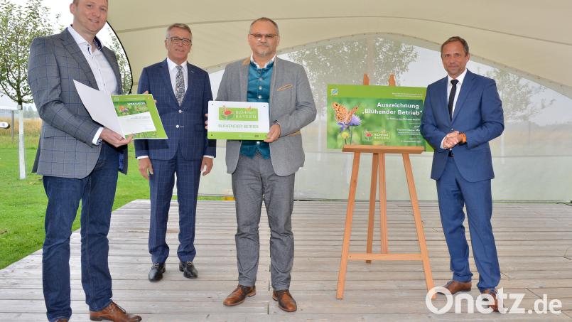 Staatsminister Thorsten Glauber (von rechts) überreichte die Auszeichnung zum „Blühenden Betrieb“ an Behördenleiter Kurt Hillinger, Bürgermeister Franz Stahl und den Pressesprecher des Amtes für Ländliche Entwicklung Oberpfalz, Michael Neft. Bild: Astrid Schmidhuber/StMUV/exb