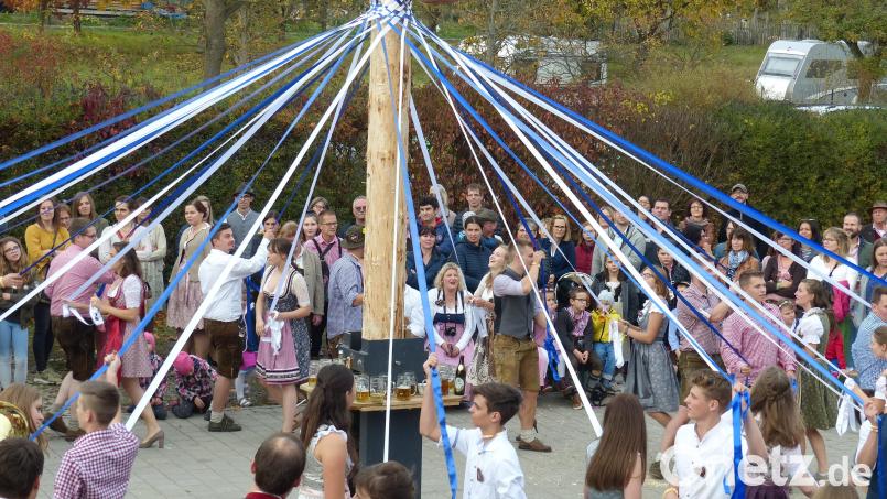 Der Bändchentanz ist auf der Neudorfer Kirwa immer ein besonderes Erlebnis. Archivbild: hme