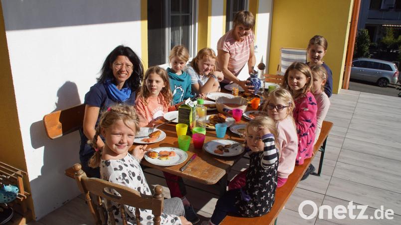 Auf der Terrasse von Claudia Kulzer liessen sich die Kinder das von ihnen mit zubereitete Essen schmecken. Bild: mmj