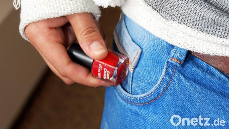 Hier ist es in Nagellack, der in der Hosentasche verschwindet. Eine 16-Jährige griff am Dienstag in einem Verbrauchermarkt in Sulzbach-Rosenberg nach etwas Süßem. Symbolbild: Katharina Heimeier/dpa