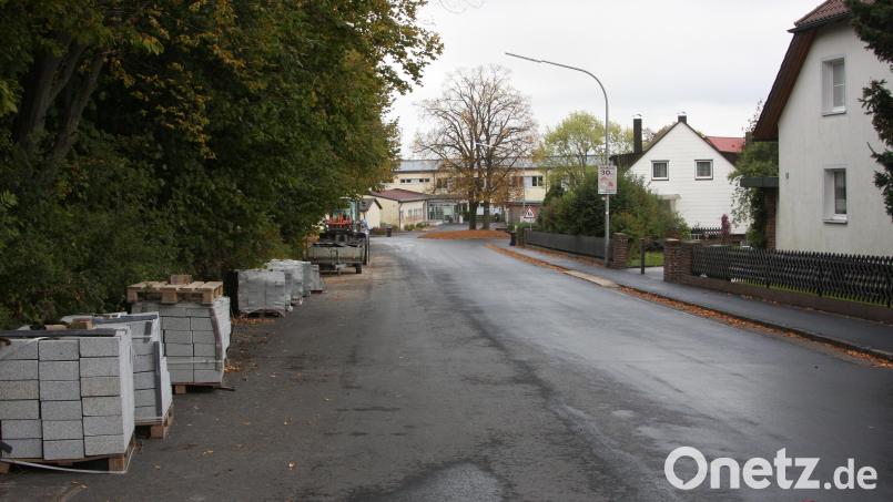 Von den Arbeiten der Vodafone GmbH war auch die Schulstraße in Fuchsmühl betroffen. Im Zuge des Breitbandausbaus wurde auch der Gehsteig erneuert. Bild: wro