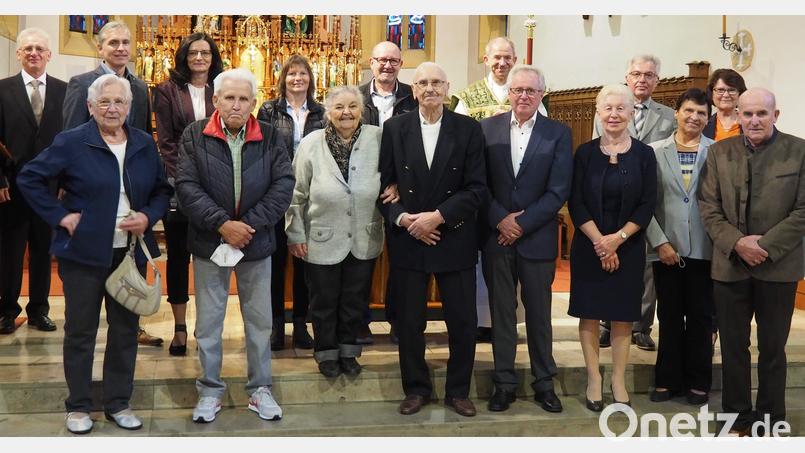 Anlässlich ihrer Ehejubiläen feiern sieben Paare aus den Pfarreien Hirschau und Ehenfeld gemeinsam mit Stadtpfarrer Johann Hofmann (hinten, Dritter von rechts) in der Pfarrkirche Mariä Himmelfahrt einen Dankgottesdienst. Mit dabei Pfarrgemeinderatssprecher Laurenz Beck (hinten links). Bild: u