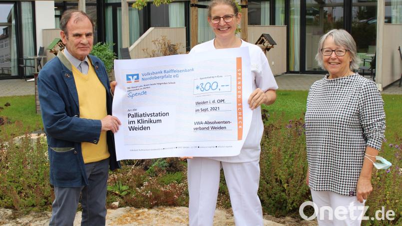 Gertrud Diermeier (rechts) und Wolfgang Lindner (links) vom VWA-Absolventenverband Weiden überraschten die Chefärztin der Palliativstation am Klinikum Weiden, Dr. Stephanie Kuchlbauer, mit einer Spende über 300 Euro. Bild: Kliniken Nordoberpfalz, Michael Reindl/exb