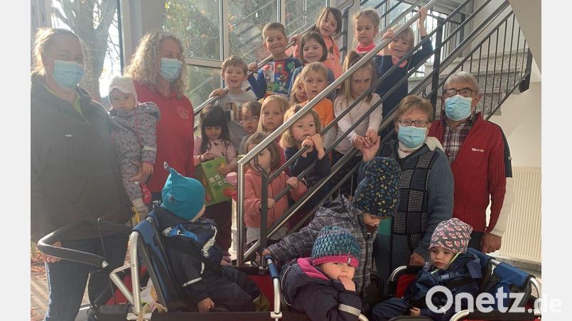 Josef und Maria Gleißner (stehend, von rechts) spendierten dem Kindergarten St. Matthäus Wurz insgesamt 46 Liter frisch gepressten Apfelsaft. Darüber freuten sich die Krippen- und Kindergartenkinder. Die Erzieherinnen Melanie Windschiegl und Alexandra Hansbauer bedankten sich ganz herzlich. Bild: szl