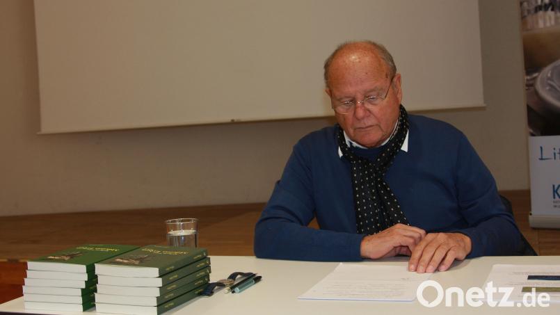 Der heute in München lebende Autor Wolfgang Sréter stellte im Literarischen Café Marktredwitz sein 2018 erschienenes Buch &quot;Milenas Erben&quot; vor. Mitgebracht hatte er auch einige Exemplare, um sie nach dem Kauf zu signieren. Bild: wro