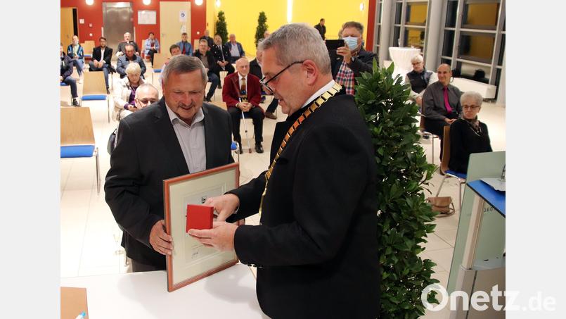 Bürgermeister Joachim Neuß übrreicht Wolfgang Meiler die Bürgermedaille Bild: jma