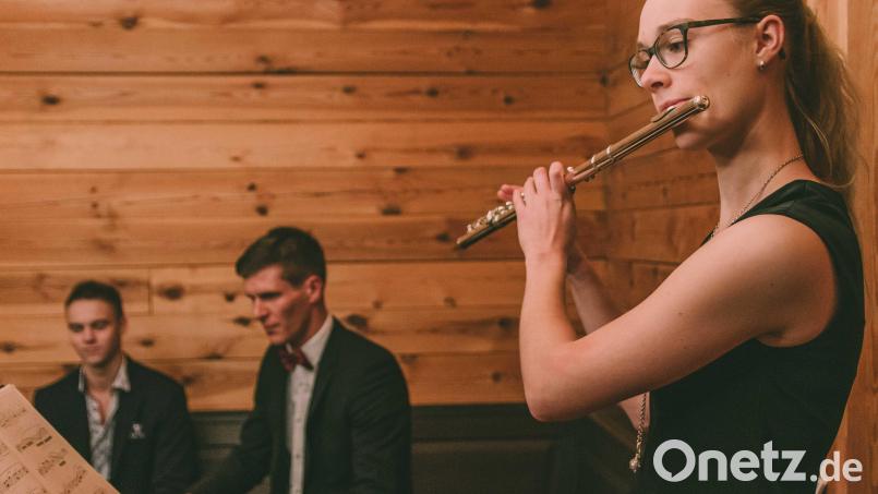 Können es kaum erwarten, wieder gemeinsam Musik vor Publikum zu präsentieren: Flötistin und Sängerin Lisa-Marie Holzschuh mit Johannes Raab an Piano und Orgel. Bild: Horizing Music/exb