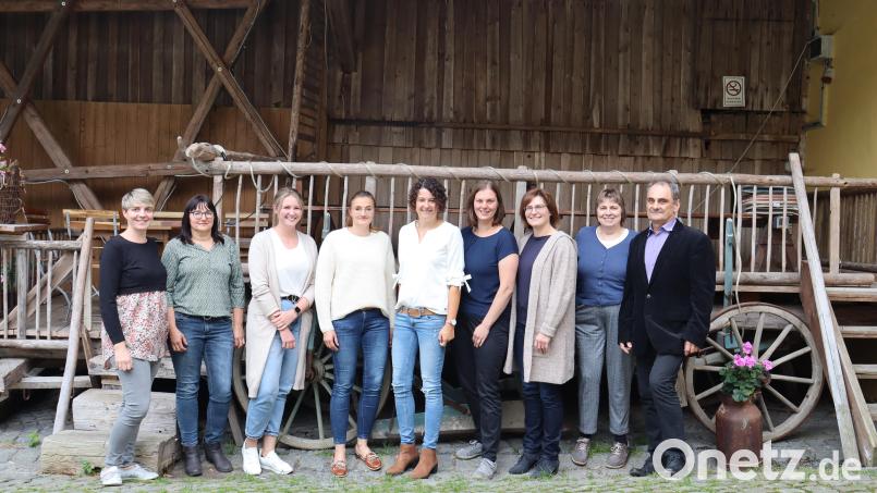Christine Kraus (Fünfte von links) aus Gründlbach und Elisabeth Bauer (Vierte von links) aus Brunn führen die Anbietergemeinschaft &quot;Urlaub auf dem Bauernhof&quot; im Oberpfälzer Wald. Dem neuen Vorstand gehören außerdem (von links) Barbara Weiherer (Mossendorf bei Burglengenfeld), Sabine Bayer (Leimgruben), Franziska Dirnberger (Muckenbach bei Nittenau), Franziska Ulrich (Honnersreuth), Christine Kraus (Griesbach) und Klaudia Tretter (Bärnhöhe) an. Geschäftsführer Norbert Höfler gratulierte. Bild: Maschinenring Tirschenreuth/exb