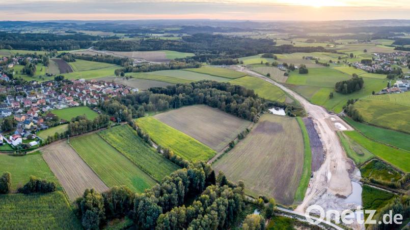 Die Baustelle der Umgehungsstraße aus einer erhöhten Perspektive. Bild: Matthias Kunz/exb
