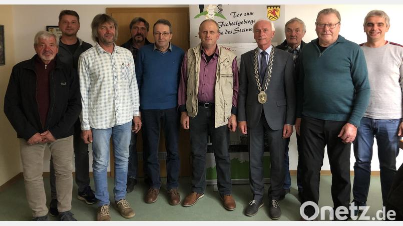 Diesen sieben neuen Feldgeschworenen nahm Bürgermeister Peter König (Vierter von rechts) den Amtseid ab: Ulrich Anders (von links), stellvertretender Obmann Christian Burger, Hans Scherm, Peter Medick, Johann Regner, Ludwig Müller, den scheidenden Obmann Rolf Heindl, den neuen Obmann Hans Richtmann und Alexander Michl. Bild: öt