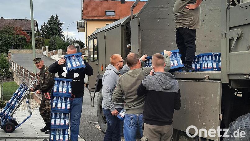 80 Wasserkisten organisierten die Manteler Reservisten für das Kinderhaus St. Elisabeth. Bild: zer