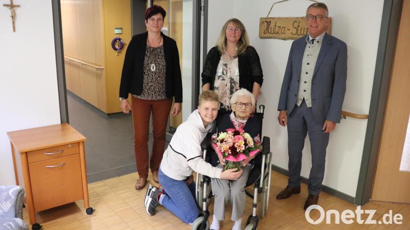 Zum 95. Geburtstag erhielt Barbara Schwarzer zahlreiche Glückwünsche. Unter den Gratulanten waren auch Bürgermeister Franz Stahl, Einrichtungsleiterin Nicole Rischer-Bäumler (links) sowie Enkelin Evelyn und ihre Urenkelin Lara. Bild: Stadt Tirschenreuth/exb