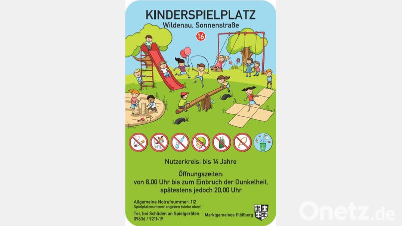 Die neuen Spielplatzschilder in der Gemeinde Plößberg mit Nummern, die im Notfall bei der Leitstelle ein schnelles Auffinden ermöglichen. Bild: flt