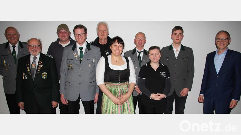 Die Neugewählten, von links Schützenmeister Alfred Koch, Bruno Salomon, Niels Dittmer, Christian Koch, Hubert Bauer, Natalie Ries, Thomas Bomann, Anja Hecht, Erik Dobler und Bürgermeister Bernd Sommer. Bild: kro