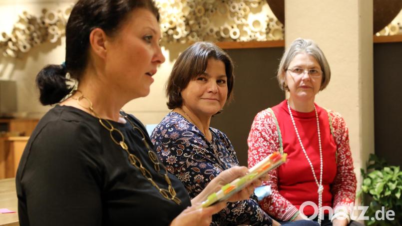 Kirstin Rokita (links) liest aus dem Roman „Marias Zitronenbaum“ von Nassira Belloula (Mitte). Elke Horsch ist nicht nur Gastgeberin der Veranstaltung des Oberpfälzer Künstlerhauses, sondern dolmetscht auch. Bild: Gerhard Götz