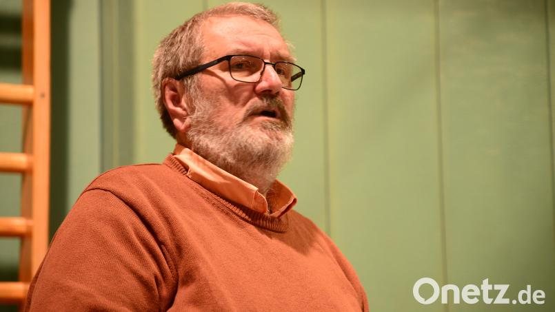 Gerhard Steiner, neuer Rektor der Zottbachtalschule Pleystein, informiert den Stadtrat über seine Pläne in Sachen Partnerschaft mit der Schule in Bor. Bild: bey
