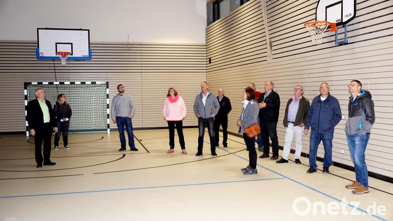 Die Blicke der Gemeinderäte richten sich nach oben. Die neue Decke der Turnhalle hat es ihnen angetan. Bild: bkr