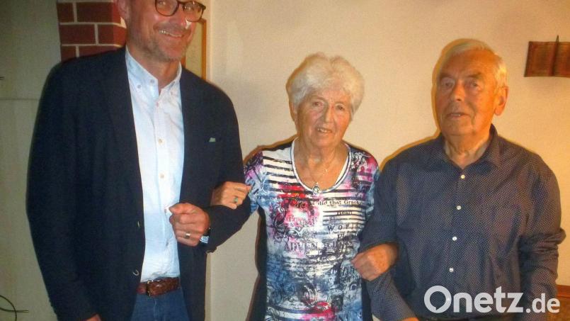 Bürgermeister Maximilian Beer (links) gratulierte dem Ehepaar Bollinger zum Ehejubiläum. Bild: mad