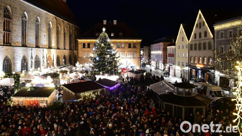 Ein Weihnachtsmarkt-Bild von 2019. So ähnlich wird es auch heuer wieder aussehen. Allerdings befinden sich die Besucher dann hinter Absperrungen. Archivbild: Petra Hartl
