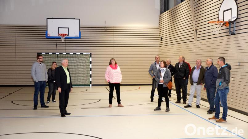 Schnell ausgeschwenkt und wieder eingefahren ist das Klettergerüst der Turnhalle. Bild: bkr