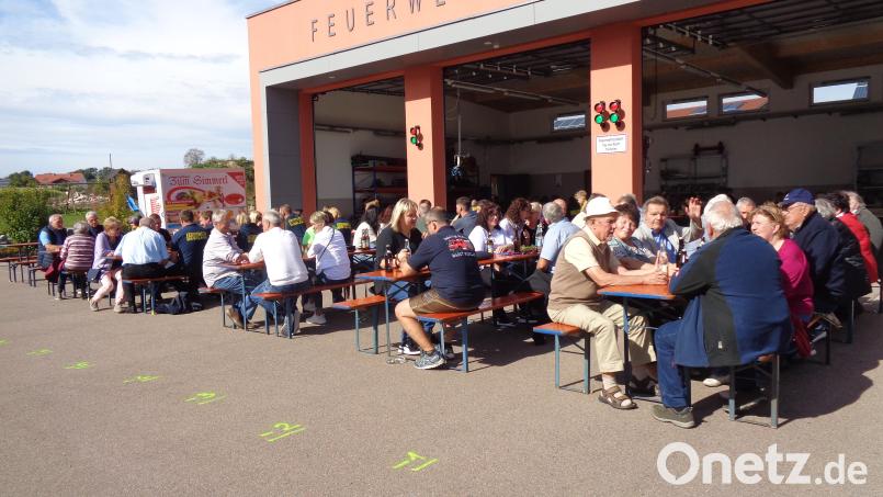 Gemeinsames Mittagessen war vor dem Feuerwehrhaus möglich. Bild: amö