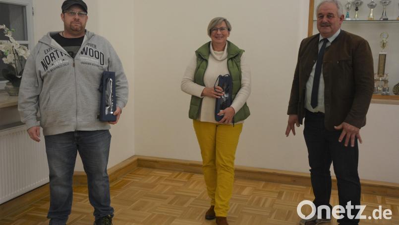 Die beiden langjährigen Ortssprecher Stefan Titz und Sonja Schmid und verabschiedete Bürgermeister Johann Burger (von links) in der jüngsten Gemeinderatssitzung. Bild: jr