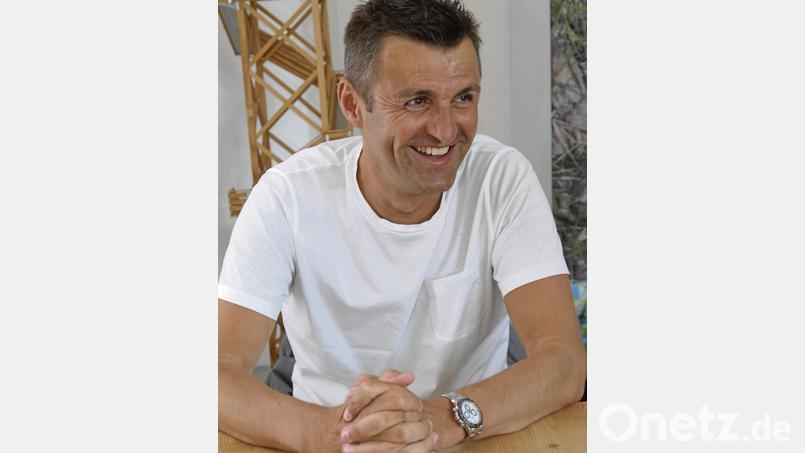 Gut gelaunt und bestens erholt: Michael Köllner plauderte am Dienstag in Fuchsmühl auch mit den Fußballfans. Bild: gb
