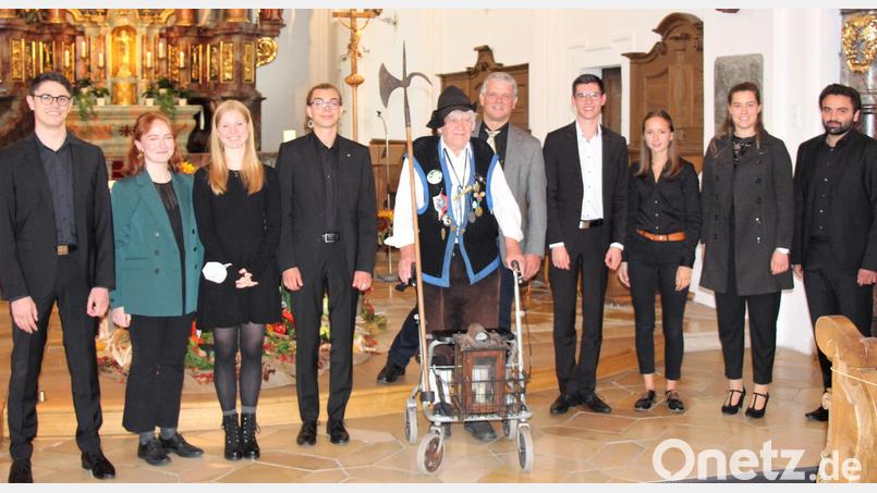 Dankbarer Applaus gilt den acht jungen Künstlern, darunter besonders dem Organisator und Organisten Lukas Schöpf (Vierter von rechts). Über das gelungene Konzert freuen sich auch Nachtwächter Tschung (Mitte) und Vereinsvorsitzender Franz-Josef Einhäupl (Fünfter von rechts). Bild: rha