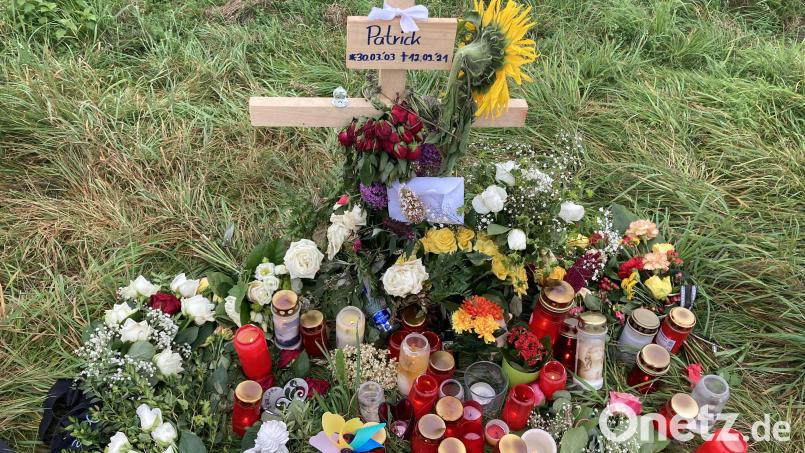 Tod am Straßenrand. Kerzen, Blumen, Briefe erinnern an den 18-jährigen Fußgänger, der an der Ortsverbindungsstraße zwischen Oberbibrach und Menzlas ums Leben kam. Bild: ca