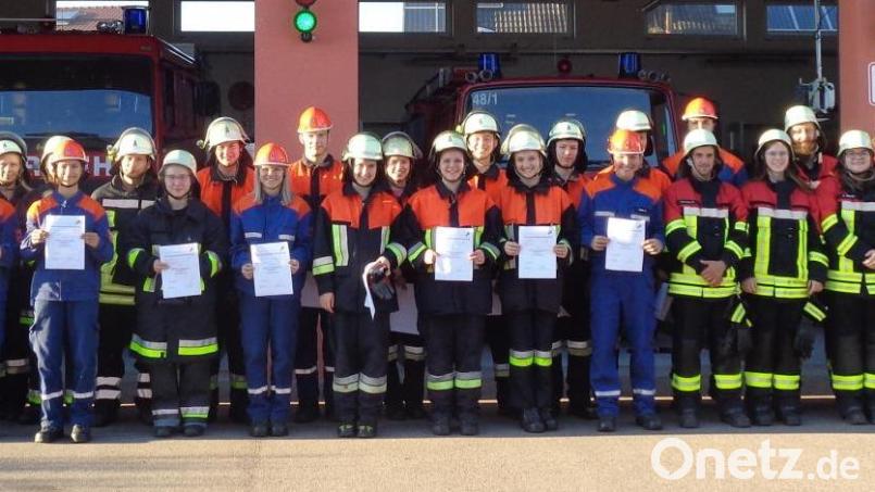 Bürgermeisterin Sonja Meier, Jugendwart Uwe Groß und Kreisbrandmeister Peter Killermann gratulierten den Prüflingen zu ihren Leistungen. Bild: amö