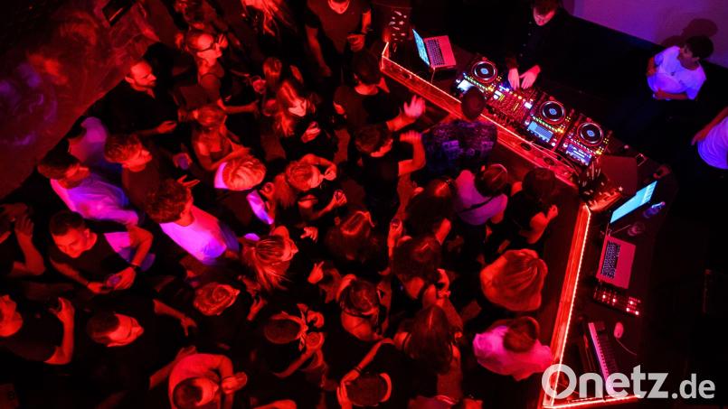 Volle Tanzfläche am Wochenende in den Clubs: Für Menschen, die gegen Corona geimpft, von einer Infektion genesen sind oder sich einem PCR-Test unterziehen, normalisiert sich das Leben in Bayern ab diesem Mittwoch weiter. Jetzt dürfen etwa auch Gaststätten Tanzveranstaltungen anbieten. Symbolbild: Matthias Balk