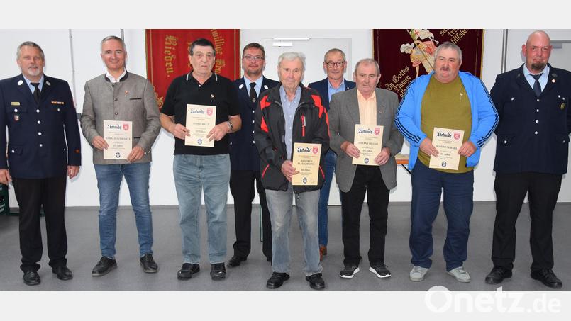 Langjährige Mitglieder ehrt die Feuerwehr Rieden bei der ersten Jahresversammlung im neuen Domizil. Ihnen gratulieren Kreisbrandmeister Jürgen Ehrensberger (links), Vorsitzender Martin Eichenseer (rechts) sowie (hinten Mitte, von links) Kommandant Rainer Salbeck und Bürgermeister Erwin Geitner. Bild: bö