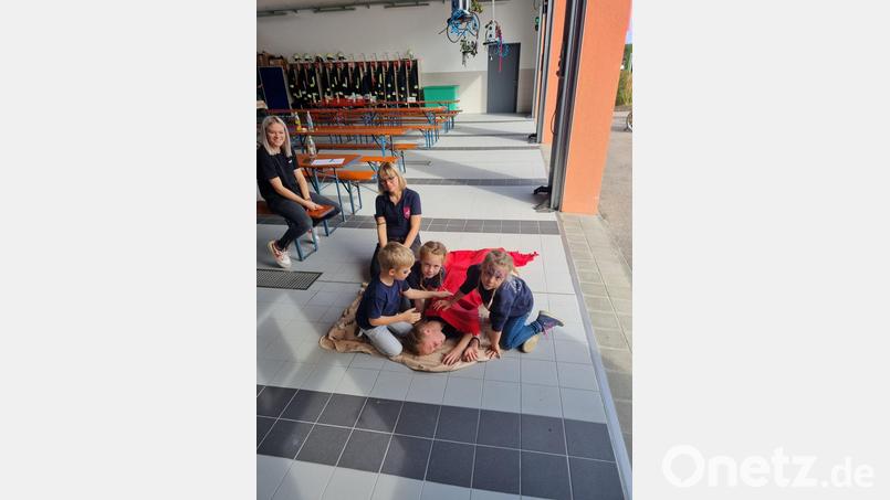 Auch die Kleinsten übten die stabile Seitenlage Bild: amö