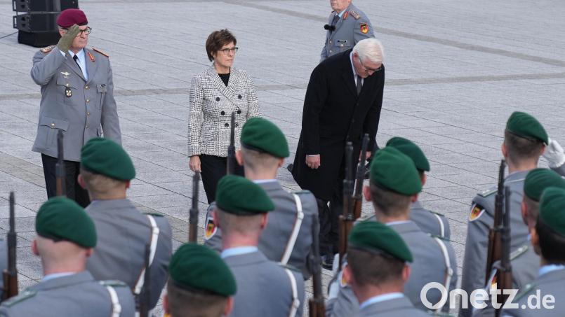 Bundespräsident Frank-Walter Steinmeier und Bundesverteidigungsministerin Annegret Kramp-Karrenbauer (CDU) kommen mi Generalinspekteur Eberhard Zorn zum Abschlussappell zum Ende des Afghanistan-Einsatzes im Verteidigungsministerium. Bild: Kay Nietfeld/dpa