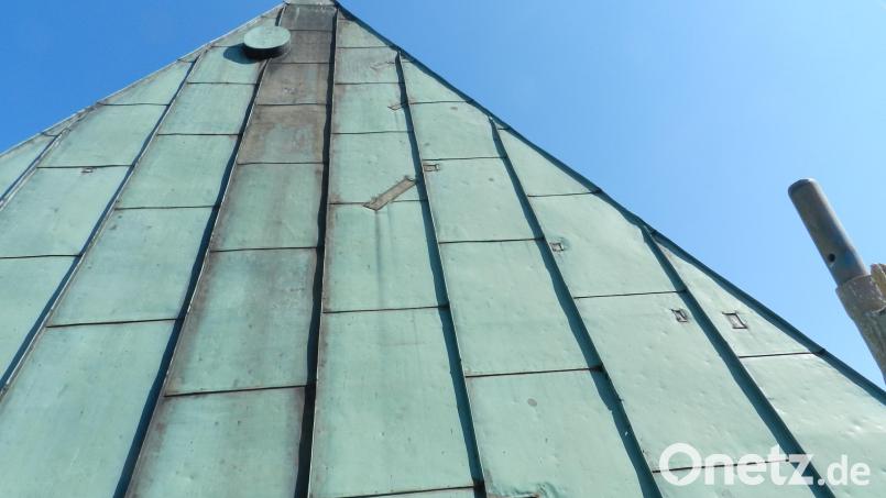 Die Einschusslöcher aus dem Zweiten Weltkrieg sind durch die geflickten Stellen an der Turmverkleidung von St. Barbara noch sichtbar. Bild: ads