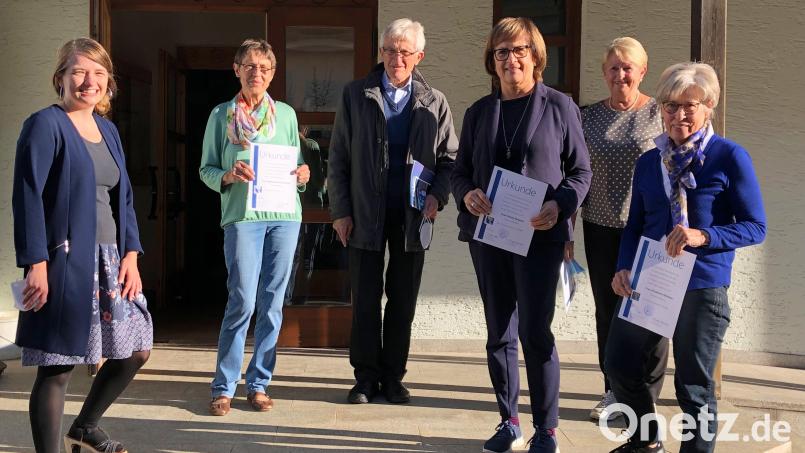 Seit 25 Jahren sorgt sich Elisabeth Meißner um die Bücherei Waldthurn. Auch für Gabi Staudinger und Gerti Kreuzer (von rechts), sowie Edeltraud Schwarzmeier (Zweite von links) gibt es Urkunden für das langjährige Engagement. Bild: fjo