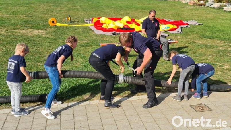 Groß und Klein half beim Schlauchkuppeln Bild: amö