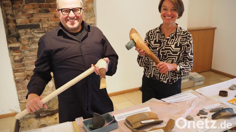 Wolfgang Engel und Museumsleiterin Carola Reul demonstrieren, wie viel Spaß es macht, so ein Beil aus der Steinzeit mal selbst in die Hand zu nehmen. Ab April haben dazu dank der angefertigten Repliken auch die Besucher des Pfreimder Museums Gelegenheit. Bild: bl