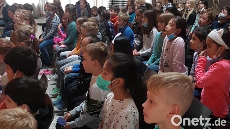 Die Zuschauer in der Aula der Margraf-Diepold-Grundschule Waldsassen. Bild: Grundschule Waldsassen/exb